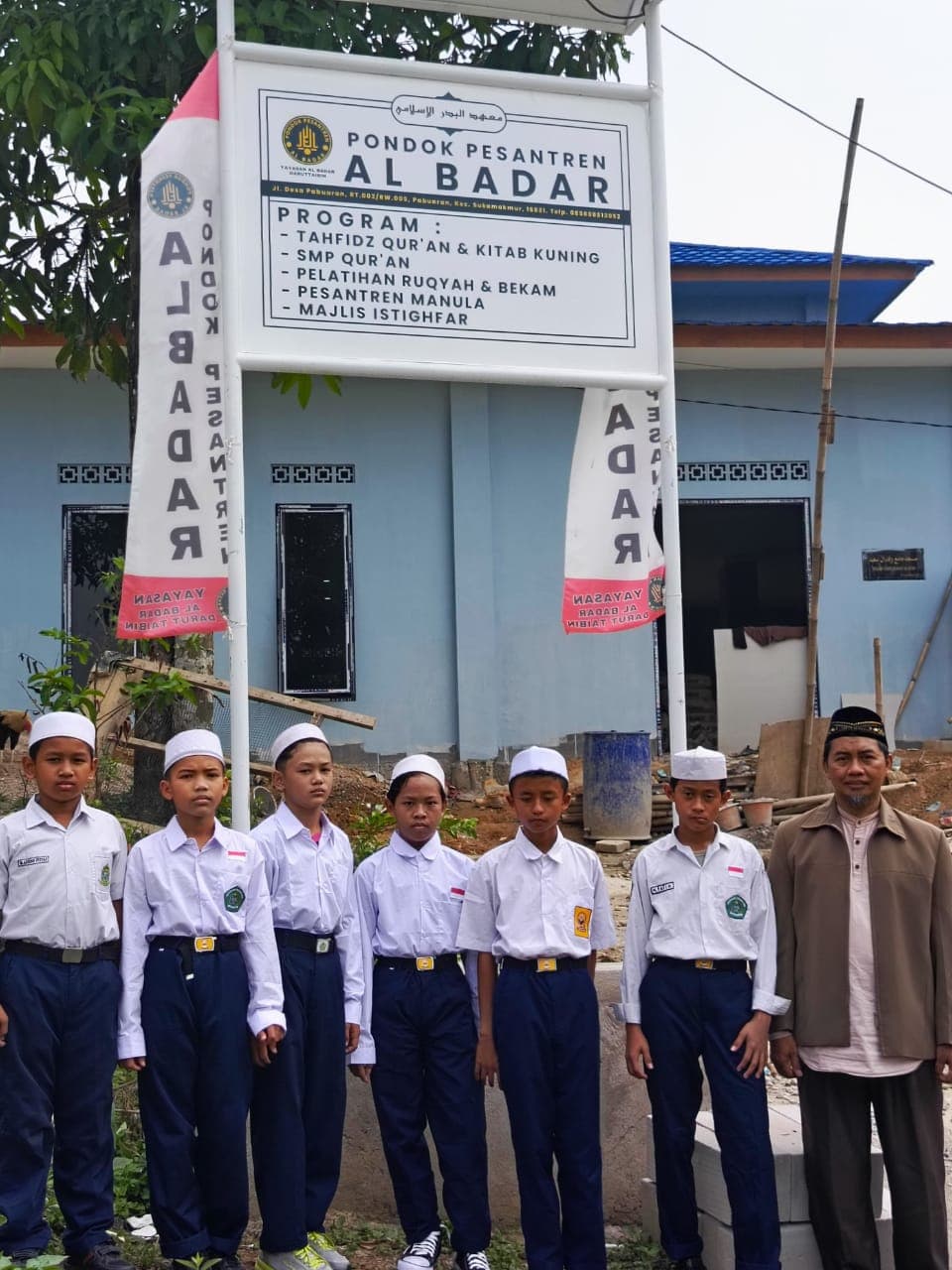 Kebersamaan santri dan ustadz Pondok Pesantren Al-Badar